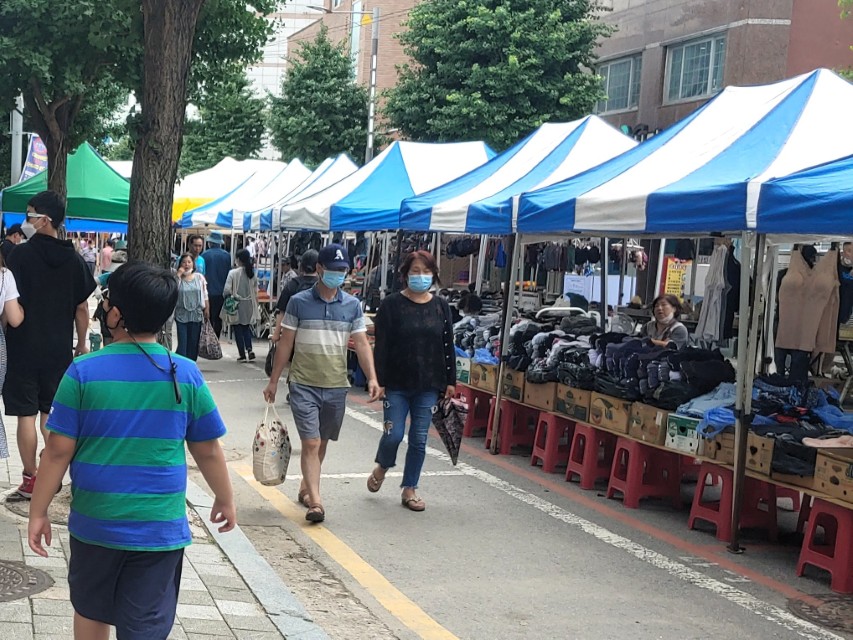 용문5일장 거리 전경과 좌판 모습