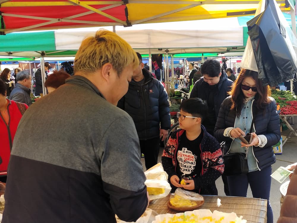 양평시장 좌판과 사람들 모습