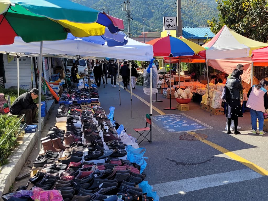 인제 장날 산나물과 먹거리 노점 모습