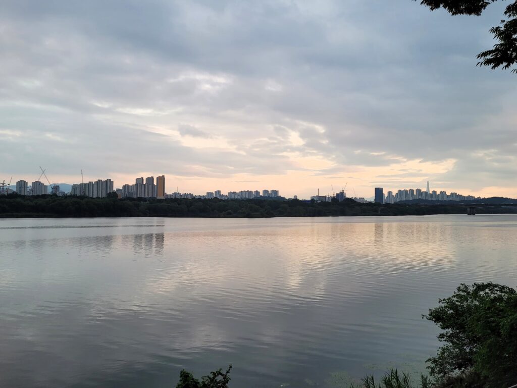 구리한강시민공원에서 바라본 한강과 도심 전경, 피크닉 후 산책하기 좋은 분위기