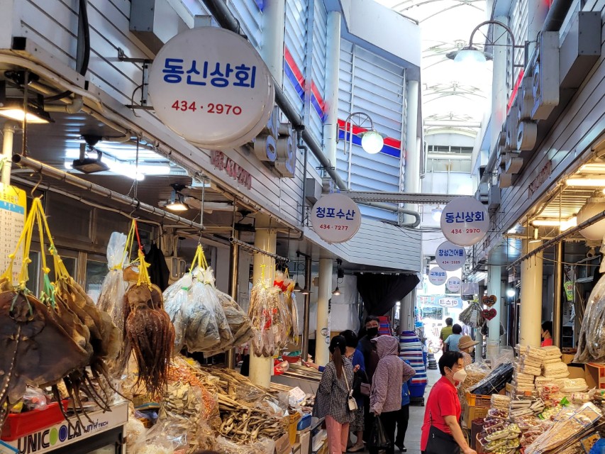 홍천중앙시장 안쪽 건어물 상가와 전통시장 풍경