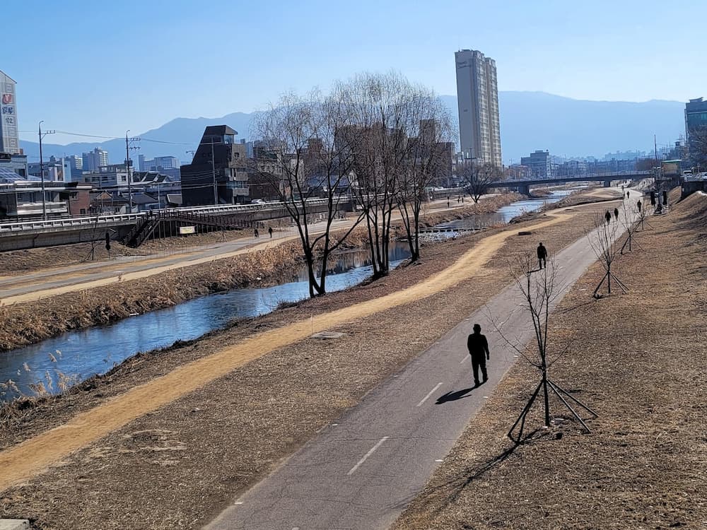춘천 공지천 산책로 풍경