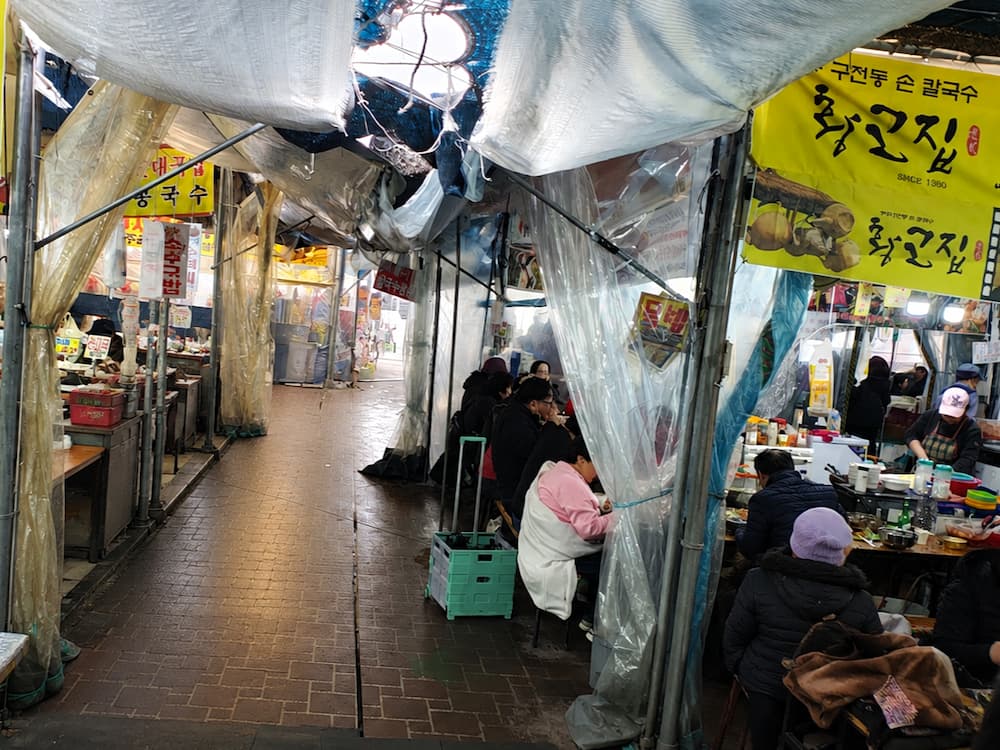 칼국수, 호떡, 통닭 등 다양한 먹거리가 모여 있는 구간