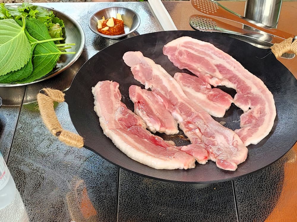 인제 5일장 장날 캠핑 코스에서 먹기 위해 장본 삼겹살과 캠핑 바베큐 준비 모습