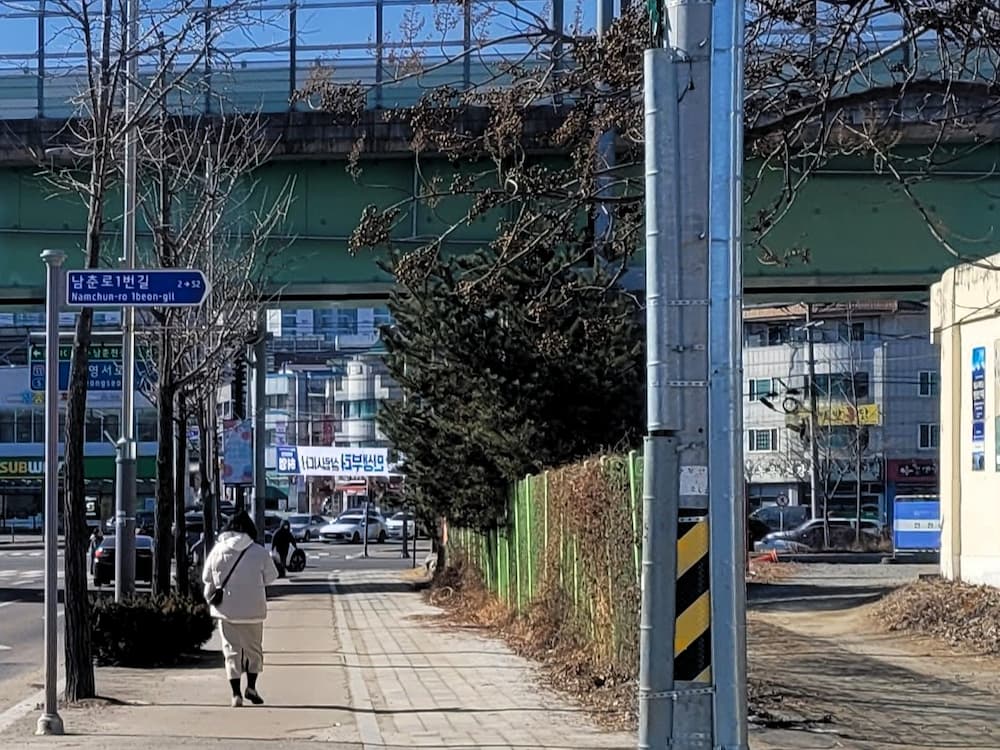 춘천풍물시장 인근 남춘로1번길 철도 고가 도로 풍경