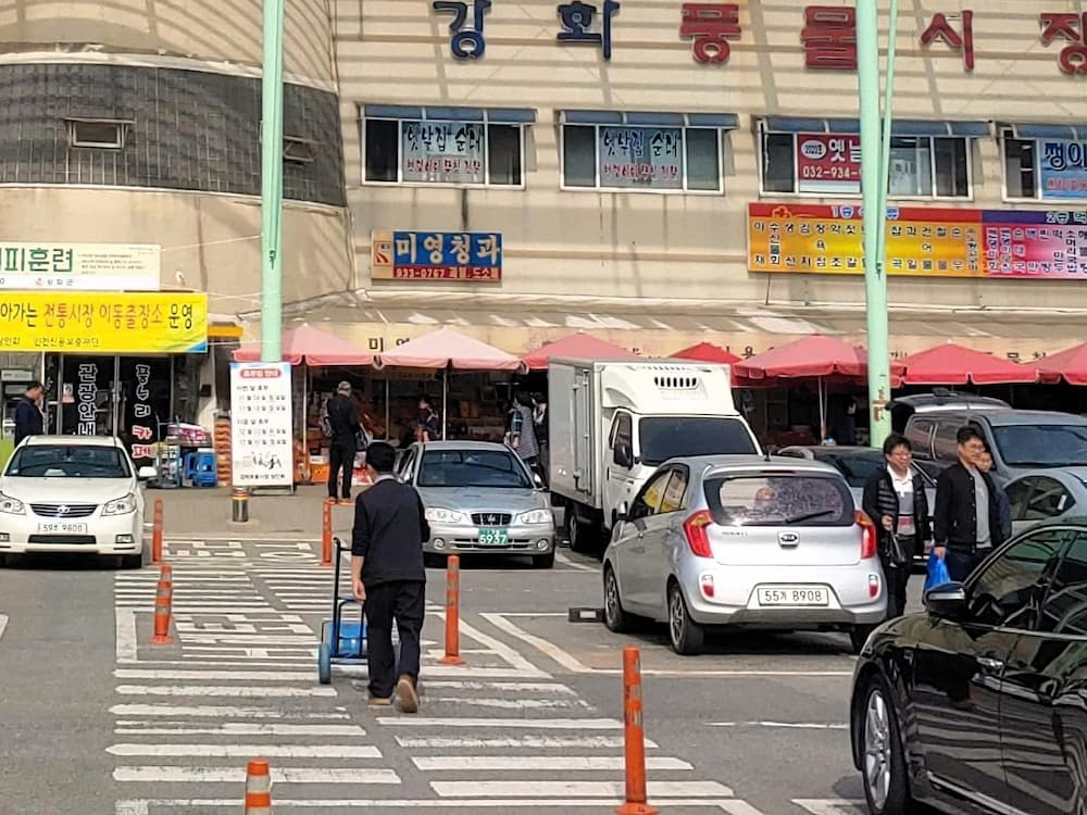 강화풍물시장 주차장과 차량 대기 분위기
