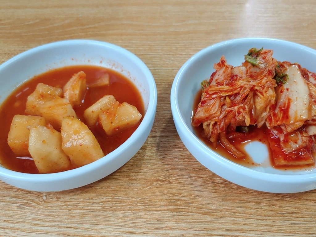 묵호항 장칼국수집 김치와 깍두기 기본 반찬