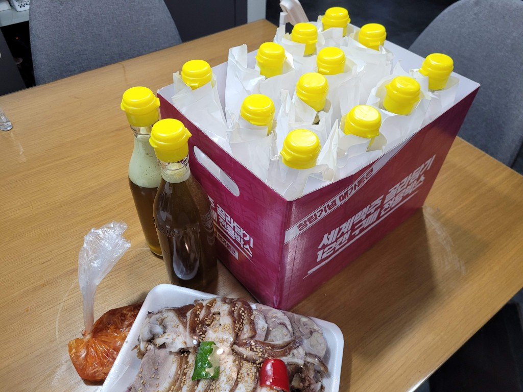 경동시장에서 짜온 들기름과 청량리 족발거리 포장 족발