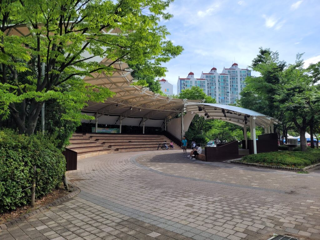 장자호수공원 입구 근처에 있는 야외무대
